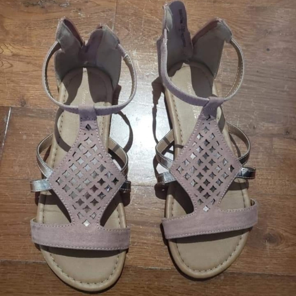 Like New Girls Size 2 American Eagle Outfitters Pink and Silver Kids Sandals